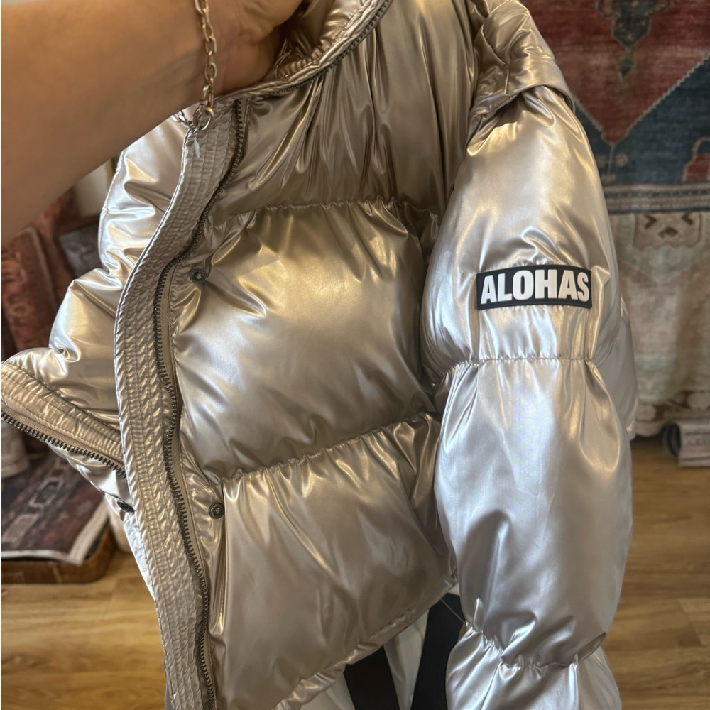 Chicago Gold Coast puffer jacket that adds style to any outfit.